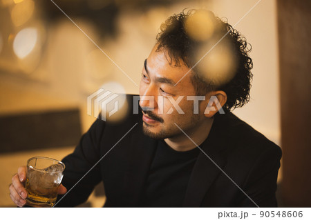 ロックグラスを持つ男性 ウィスキー(本当は麦茶) ロックグラスを持つ男性 ウィスキー(本当は麦茶) 90548606