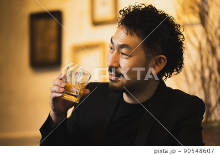 ロックグラスを持つ男性　ウィスキー（本当は麦茶） 90548607