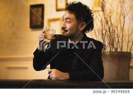 ロックグラスを持つ男性　ウィスキー（本当は麦茶） 90548608