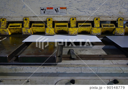 鋼材を切断するシャーリング　せん断機　 90548779