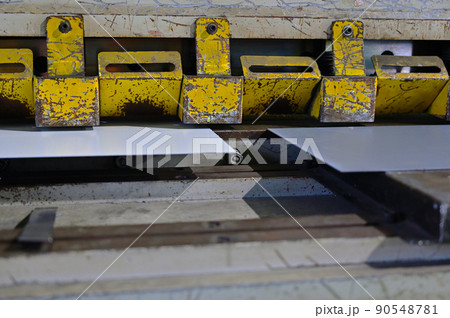 鋼材を切断するシャーリング　せん断機　 90548781