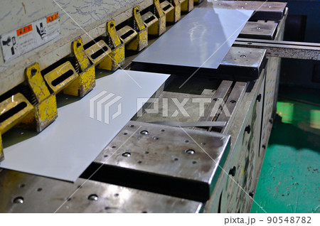 鋼材を切断するシャーリング　せん断機　 90548782