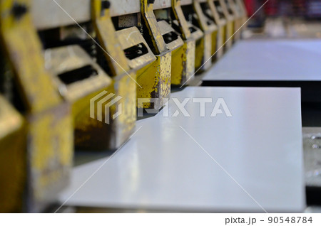 鋼材を切断するシャーリング　せん断機　 90548784