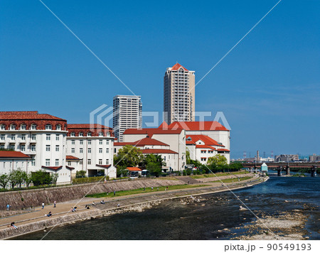 快晴の宝塚 宝来橋から見る宝塚ホテルと大劇場 90549193