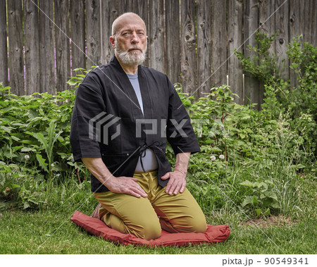 senior man sitting in a traditional Japanese seiza position 90549341