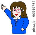 説明するスーツの女性 90549762