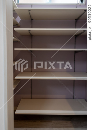 新築住宅のパントリーの棚 90550029