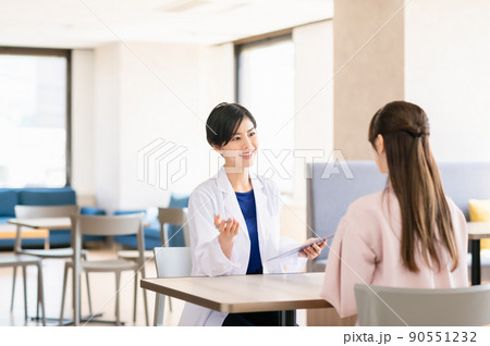 患者を問診する女性医師 患者を問診する女性医師 90551232
