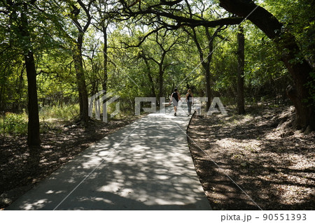 テキサス州サンアントニオ　公園を散歩中 90551393
