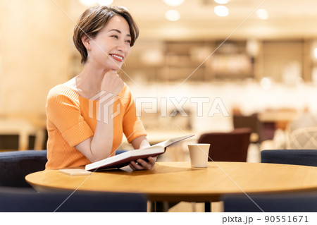 カフェで読書するミドルの女性 カフェで読書するミドルの女性 90551671