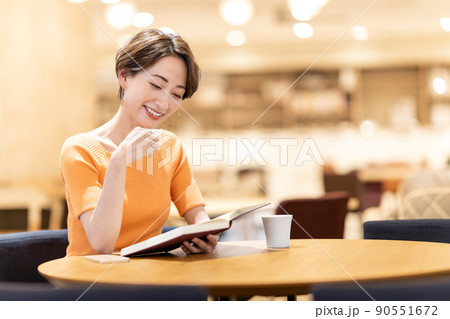 カフェで読書するミドルの女性 カフェで読書するミドルの女性 90551672