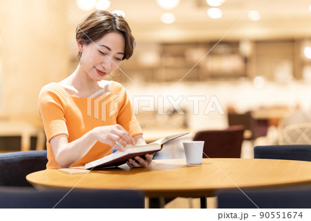 カフェで読書するミドルの女性 90551674