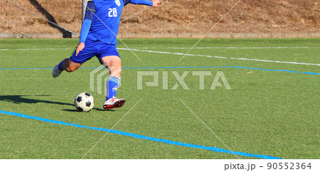 サッカー　フットボール　芝生とボール　トラップ 90552364
