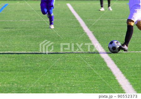 サッカー　フットボール　芝生とボール　トラップ 90552373