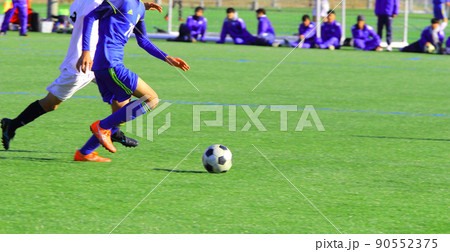 サッカー　フットボール　芝生とボール　トラップ 90552375