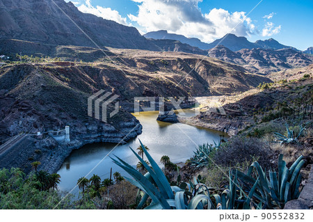 Mountain range at La Sorrueda dam and La Fortaleza de Ansite in Gran Canaria, Canary Islands, Spain 90552832