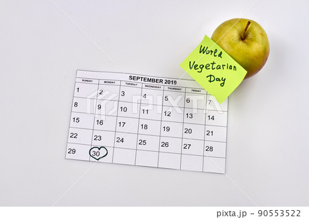 Green apple and sticker note with world vegetarian day. Green apple and sticker note with world vegetarian day. 90553522