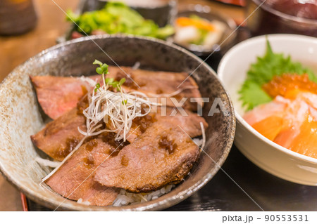 甲斐サーモンと甲州ワインビーフの丼定食 90553531