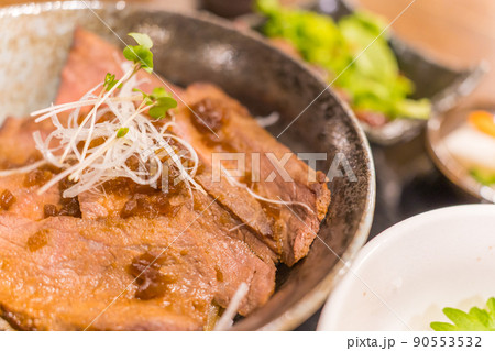 甲州ワインビーフの丼定食 90553532