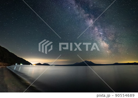 支笏湖温泉街の夏の星空と天の川 90554689