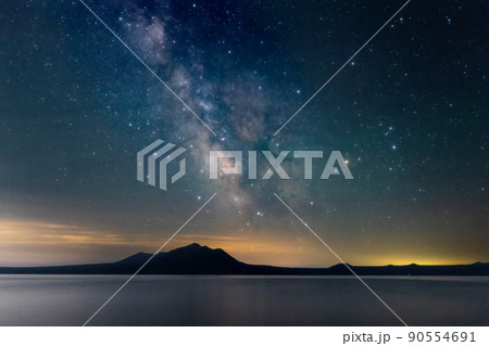 支笏湖と夏の星空と天の川 支笏湖と夏の星空と天の川 90554691