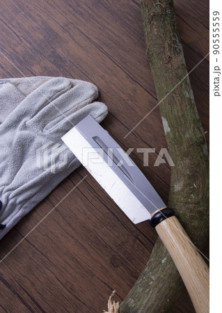 キャンプに必要なナタと手袋 90555559