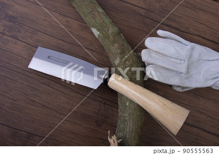 キャンプに必要なナタと手袋 90555563