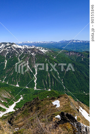 (群馬県)快晴の空と春の山並み・谷川岳山頂からの眺め (群馬県)快晴の空と春の山並み・谷川岳山頂からの眺め 90555846
