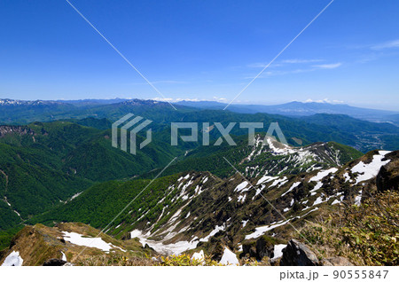 (群馬県)快晴の空と春の山並み・谷川岳山頂からの眺め (群馬県)快晴の空と春の山並み・谷川岳山頂からの眺め 90555847