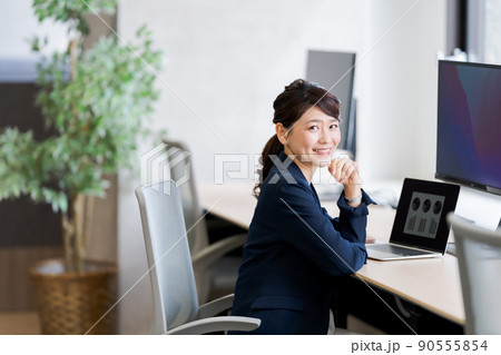 はたらく女性 90555854