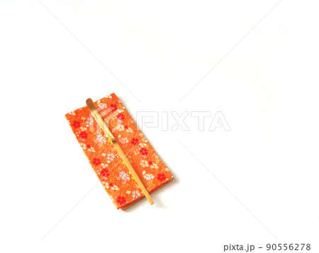 古帛紗にのせた茶杓 90556278