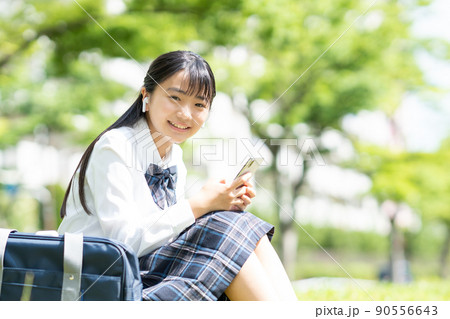 女子中学生 スマホ 制服 女子中学生 スマホ 制服 90556643