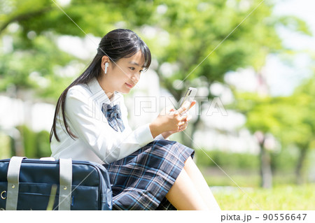女子中学生　スマホ　制服 90556647