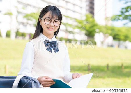 女子中学生　制服　眼鏡 90556655