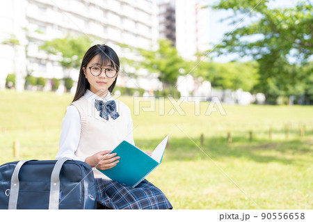 女子中学生　制服　眼鏡 90556658