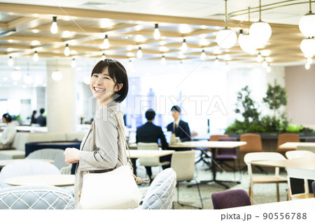 ビジネス　女性　オフィス  ポートレート　笑顔　カメラ目線 90556788
