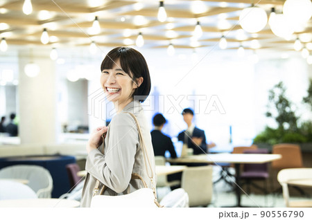 ビジネス　女性　オフィス  ポートレート　笑顔　カメラ目線 90556790