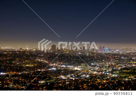 ロサンゼルス、グリフィス展望台とダウンタウンの夜景 90556811
