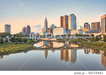 オハイオ州、コロンバスのダウンタウンの夕景 90556881