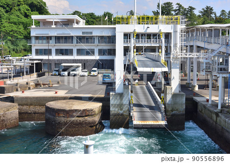 出航するフェリーから望む桜島港 90556896