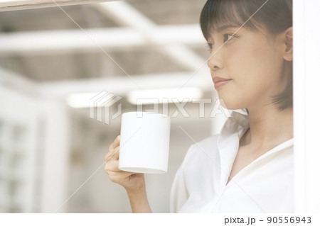 ガラス格子のドアから外を見る若い女性 ガラス格子のドアから外を見る若い女性 90556943