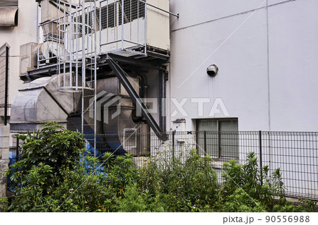 建物の裏手の写真素材 [90556988] - PIXTA