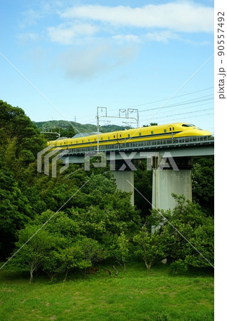 初夏の関が原を走るドクターイエロー （東海道新幹線 岐阜羽島 - 米原, 2022年6月） 90557492