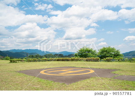 山間のヘリポート 90557781