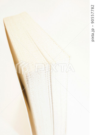 ちょっと変わったページ切りクチの造本・お菓子のミルフィーユみたいで美味しそう〜 90557782