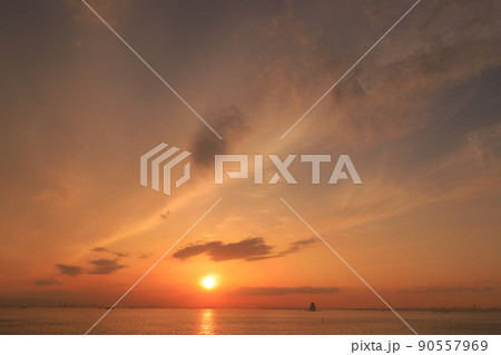 東京湾アクアラインの海ほたるパーキングエリアと夕景 東京湾アクアラインの海ほたるパーキングエリアと夕景 90557969