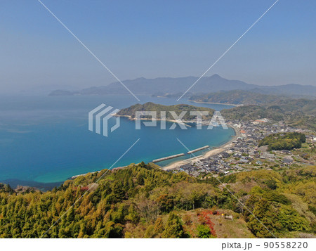 屋代島の夕日の丘展望台から外入地区の空撮 90558220