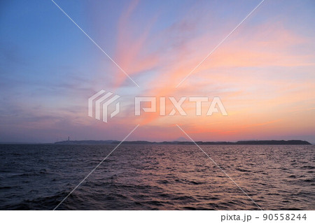 東京湾　富士山　夕景　夕日　落日 90558244