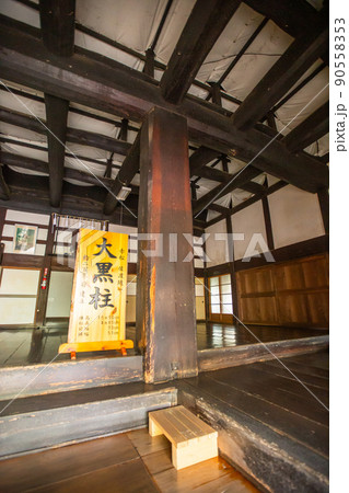 妙宣寺庫裡の大黒柱（縦） 90558353