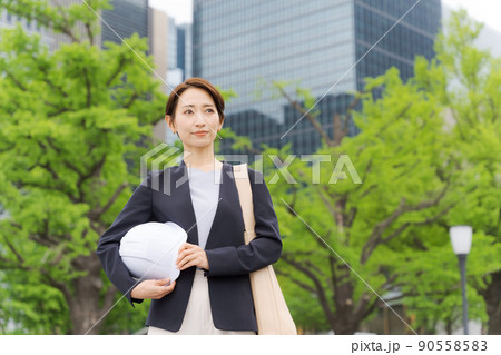 ヘルメットを持つ女性　 90558583